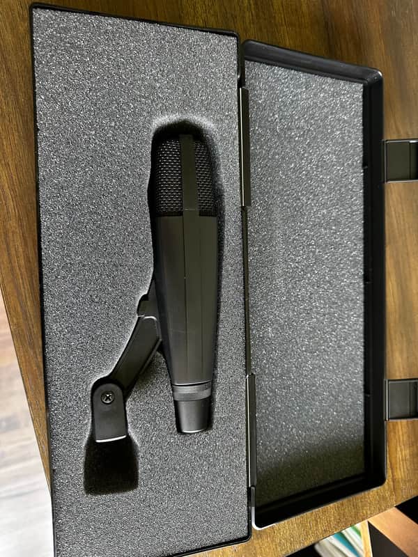 Sennheiser MD 421-II Dynamic Microphone w/ Case & Clip image 1