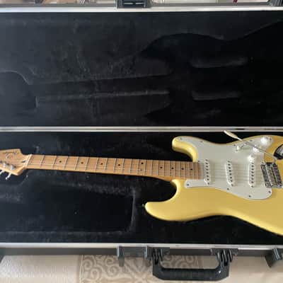 Fender Stratocaster ButtercreamYellow - SSS - Maple Neck + Fender ABS Molded Hard Case image 5