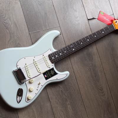 FENDER "American Vintage II 1965 Stratocaster, Round-Lam Rosewood Fingerboard, Sonic Blue" HARDCASE, 3, 69 KG image 1