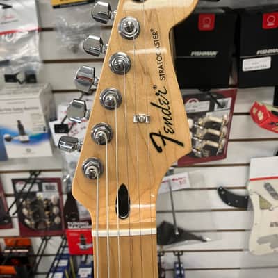 Fender Standard Stratocaster with Maple Fretboard 1998 - 2005 - Arctic White image 4