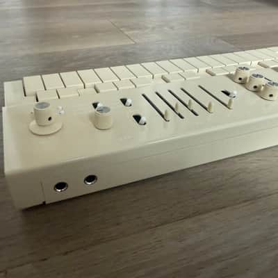 Vongon Replay 28-Key Digital Synthesizer 2024 - Present - Beige image 9