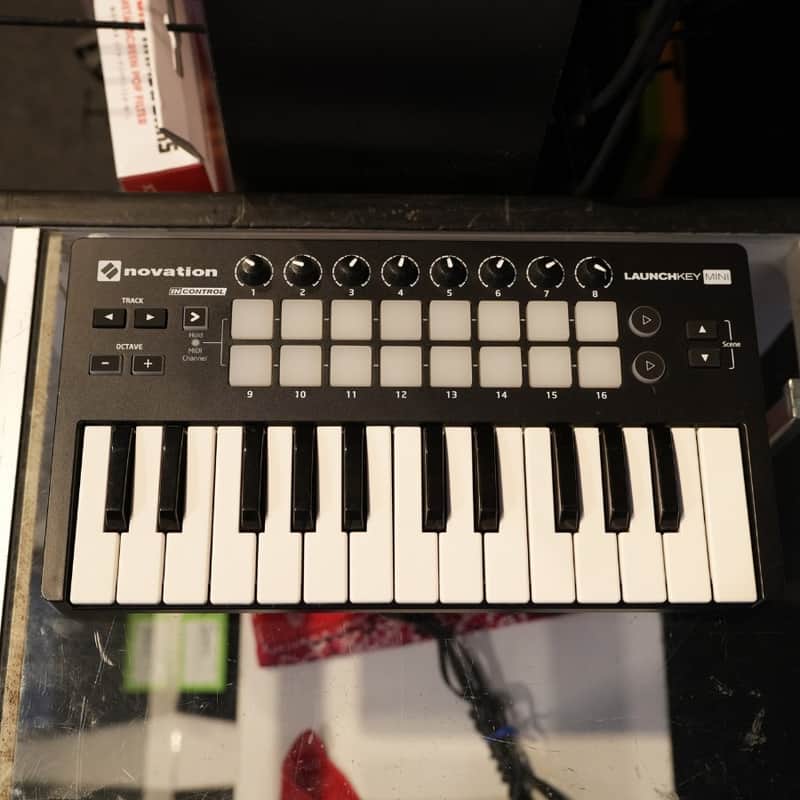 Novation Launchkey Mini 25 MKII Keyboard Controller - Used image 1