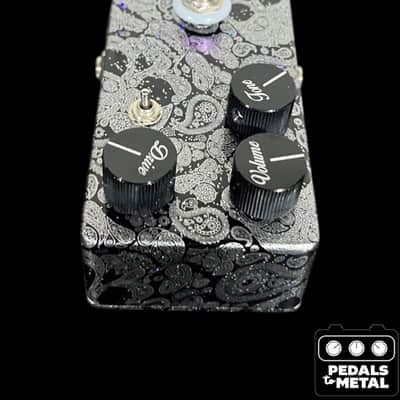 Flattley Guitar Pedals Revolution 2019 - Present - Black / Silver Paisley Skulls - X17035 image 4