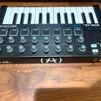 Arturia MiniLab MKIII 25-Key MIDI Controller 2022 - Present - Black image 5