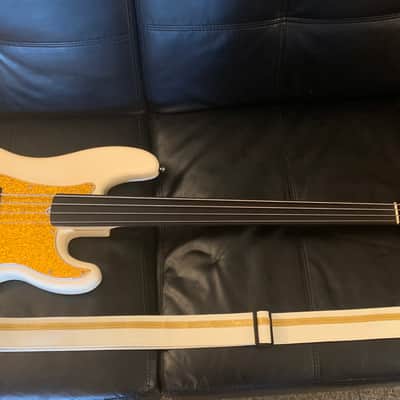 Fretless Precision Bass image 1