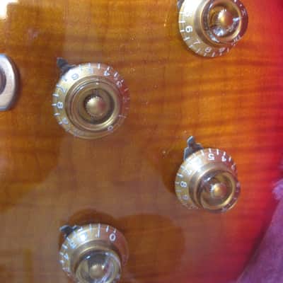 Gibson Les Paul 1960 RI Classic AA Flame Top Plus Sunburst a player image 5