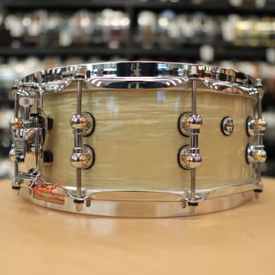 Pre-Owned Pearl Music City Custom 5.5x14" Masters Maple Reserve Snare Drum (Nicotine White Marine Pearl) image 7
