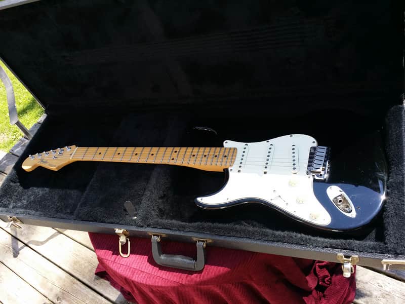 Vintage 1988 Fender Stratocaster & Case image 1