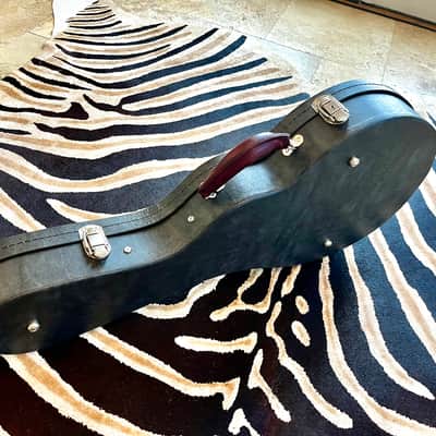 Gibson PB-100 4 String Plectrum Banjo Hardshell Case 1960’s - Bright Blue Plush Interior Lining with key image 5