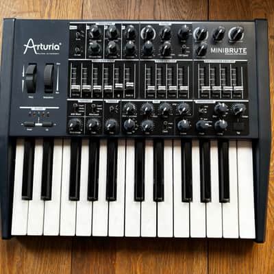 Arturia MiniBrute 25-Key Synthesizer 2012 - 2018 - Black image 2