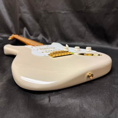 Fender Limited Edition Vintera III Late '50s Stratocaster White Blonde w/ Deluxe Gig Bag image 2