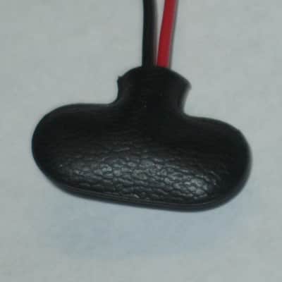 ONE very lightly used genuine Boss 9v battery clip [specifically for Boss pedals that use battery clip with black plastic covering near the terminal part (which are most of them) - but can be a replacement for the gray battery clip] image 14