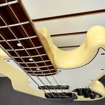 Fender Jazz Bass Made In USA 1995 Cream White with Case - Pre Owned image 8