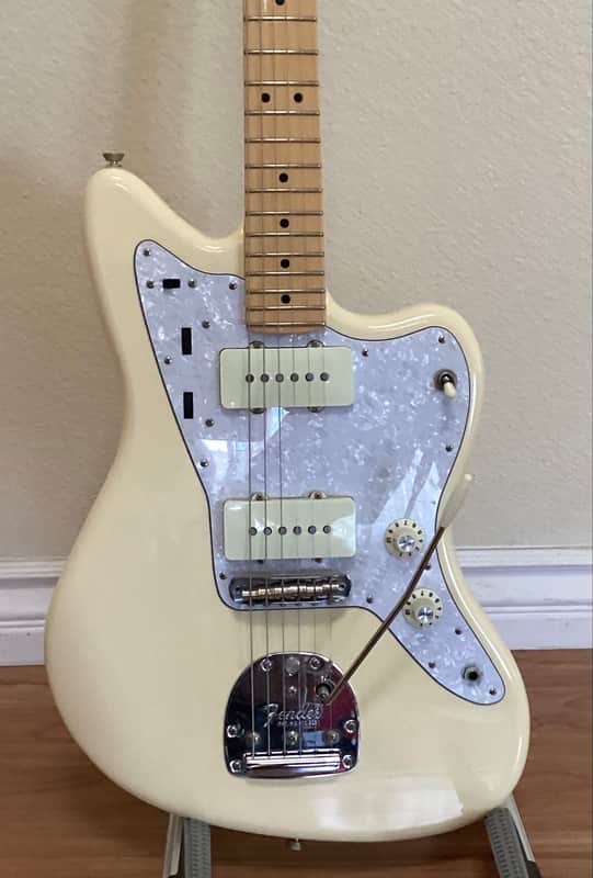 Fender American Professional Jazzmaster White with Maple Fretboardwith Rhythm Circuit, Lindy Fralin Noiseless Pickups and Hardshell Case 2017