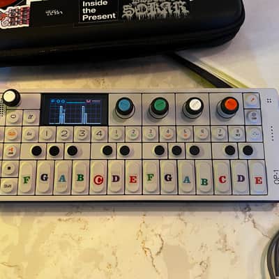 Immagine Teenage Engineering OP-1 Portable Synthesizer Workstation 2011 - Present - White - 4