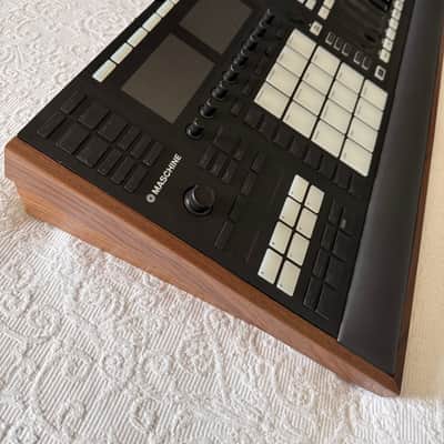 Native Instruments Maschine Mk3 / Maschine custom bundleJam 2024 image 4