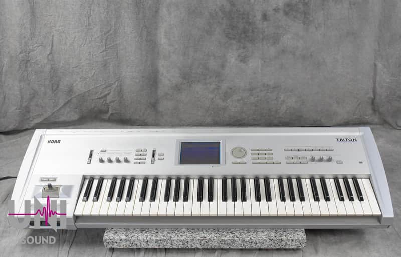KORG TRITON 61-Key Music Workstation Synthesizer in Very Good condition image 1