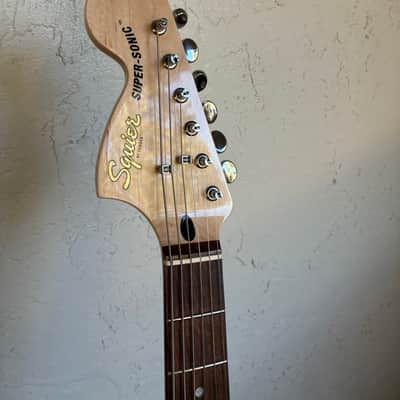 Immagine Squier Paranormal Super-Sonic 2021 - Present - Blue Sparkle electric guitar upgrades - 9