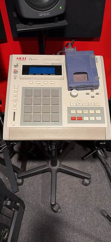 Akai MPC3000 MIDI Production Center 1993 - 2001 - Grey image 1