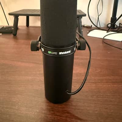 Shure SM7dB Cardioid Dynamic Microphone with Built-In Preamp 2023 - Present - Black image 1