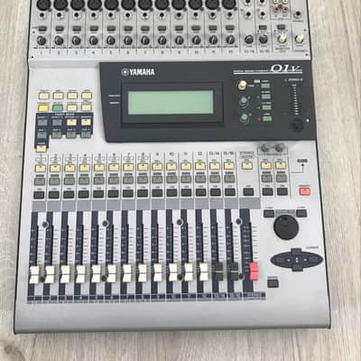 Yamaha 01V Mixer digitale image 1