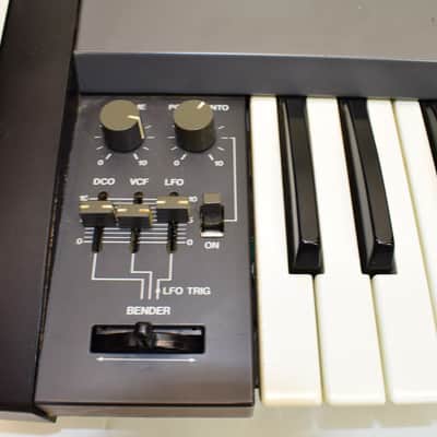 Roland Juno-106 61-Key Programmable Polyphonic Synthesizer Keyboard image 3