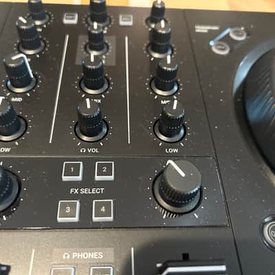 Native Instruments Traktor Kontrol S2 MK3 2018 - Black image 11