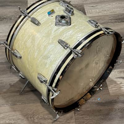 Ludwig 20 inch bass drum 3 ply 70s  - White marine pearl image 5