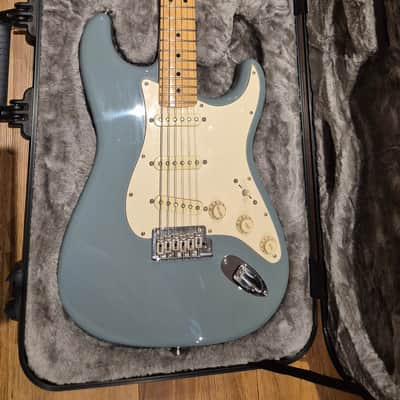 Fender American Professional Stratocaster with Maple Fretboard 2017 - 2019 - Sonic Grey image 3