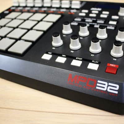 AKAI Professional MPD32 USB/Midi MPC Drum Pad Controller Unit - With USB Cable & Disc Bild 1