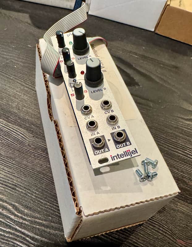 Intellijel uVCA II Dual Log / Lin VCA Eurorack Module 2013 - 2016 - Silver image 1