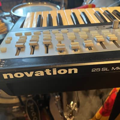 Novation ReMOTE 25 SL MKII MIDI Controller 2008 - Gray image 10