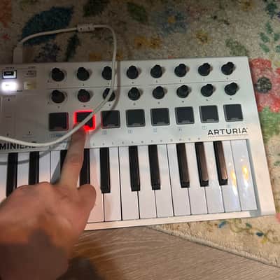 Arturia MiniLab MkII 25-Key MIDI Controller 2017 - Present - White image 3
