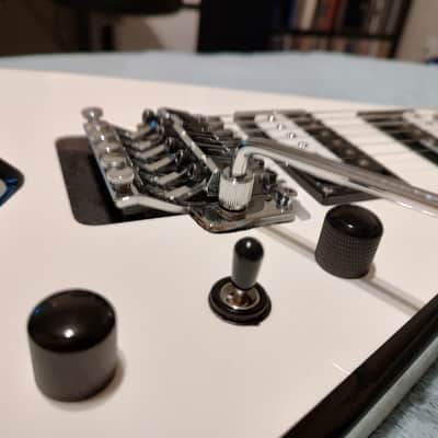 Jackson JS Series JS32 King V - White with Black Bevels and CHROME HARDWARE image 6