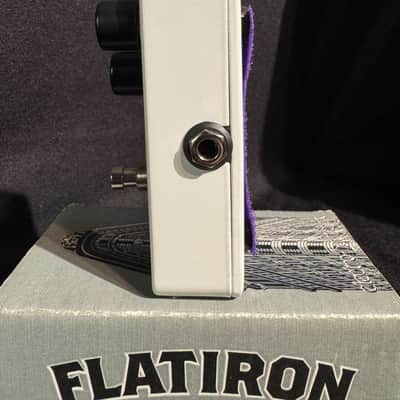 Electro-Harmonix Flatiron fuzz with box image 4