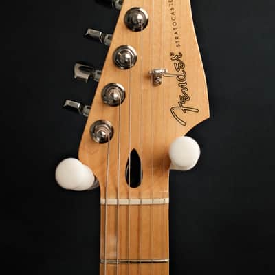 Fender Player Stratocaster with Maple Fretboard 2018 - 2024 - 3-Color Sunburst image 6