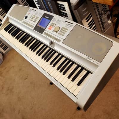 MUST SEE!!! YAMAHA DGX 305 SEMI-WEIGHTED 76-KEY DIGITAL PIANO IN AMAZING CONDITION! image 4
