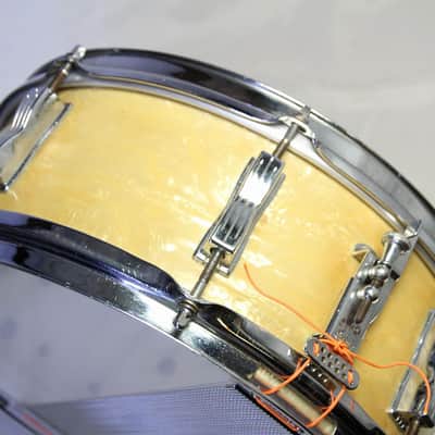 Immagine LUDWIG 1965 JAZZ FESTIVAL No. 908P 14x5 White Marine Pearl Radick Snare Drum [228504] (08/03) - 5