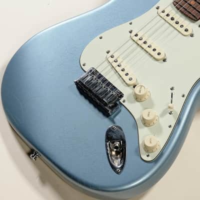 Fender American Ultra Luxe Vintage 60s Stratocaster Ice Blue Metallic Ice Blue Metallic [US25016320] (05/15) image 11