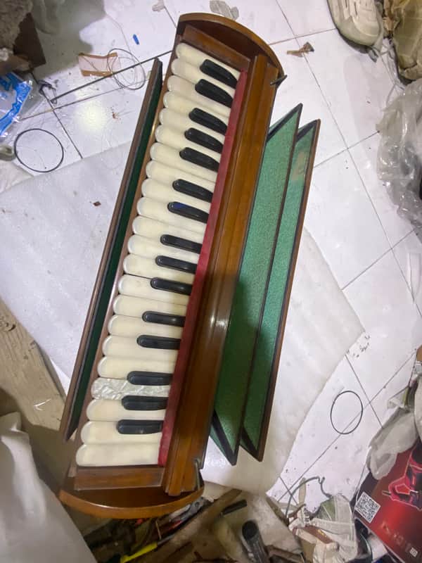 Dalsetina harmonium 45 years old, teack wood travel size image 1