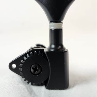 Kala Single Die-Cast Tuning Machine for U-Bass, Treble Side (Right) G and D Strings, Black image 4