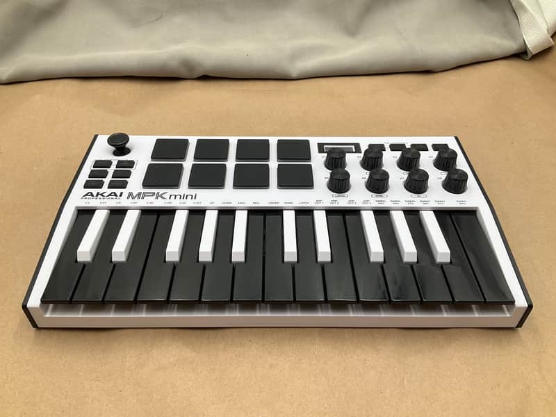 Akai MPK Mini MKII 25-Key MIDI Controller 2014 - Present - White with Black Keys Very Clean