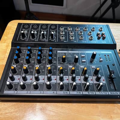 Mackie Mix12FX 12-Channel Compact Mixer with Effects 2015 - Present Black image 1