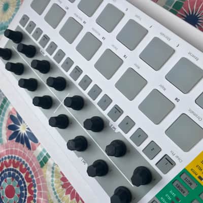 Immagine Arturia BeatStep Pro MIDI Controller 2017 - Present - White - 7