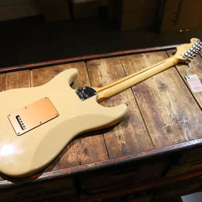 Fender American Deluxe Stratocaster V-Neck with Maple Fretboard 2004 - 2010 - Honey Blonde image 9