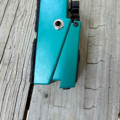 Boss TR-2 Tremolo (Silver Label) 1997 - Present - Green electric guitar tremolo pedal image 8