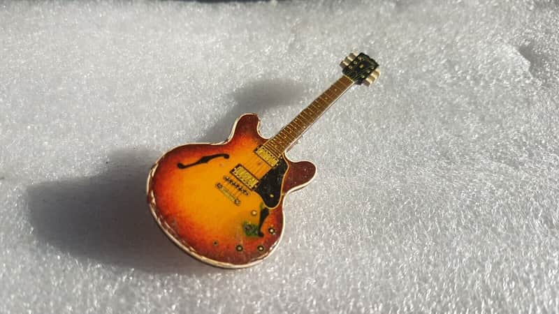 1959 ES 335 Dot Custom Gibson Guitar Pin image 1