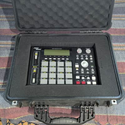 Akai MPC 1000 with JJOS, unused fat pads, 32gb cf card and hardcase