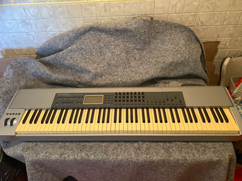 M-AUDIO KEYSTATION 88 PRO WEIGHTED ACTION CONTROLLER 2005-2010 - Silver image 1