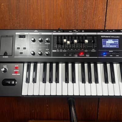 Roland V-Combo VR-09-B 61-key Stage Performance Keyboard w/ gig bag image 2